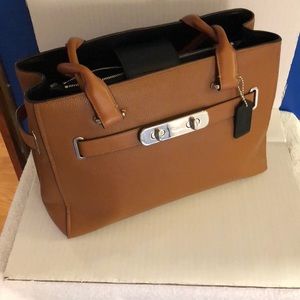 New Coach LG Swagger Carryall